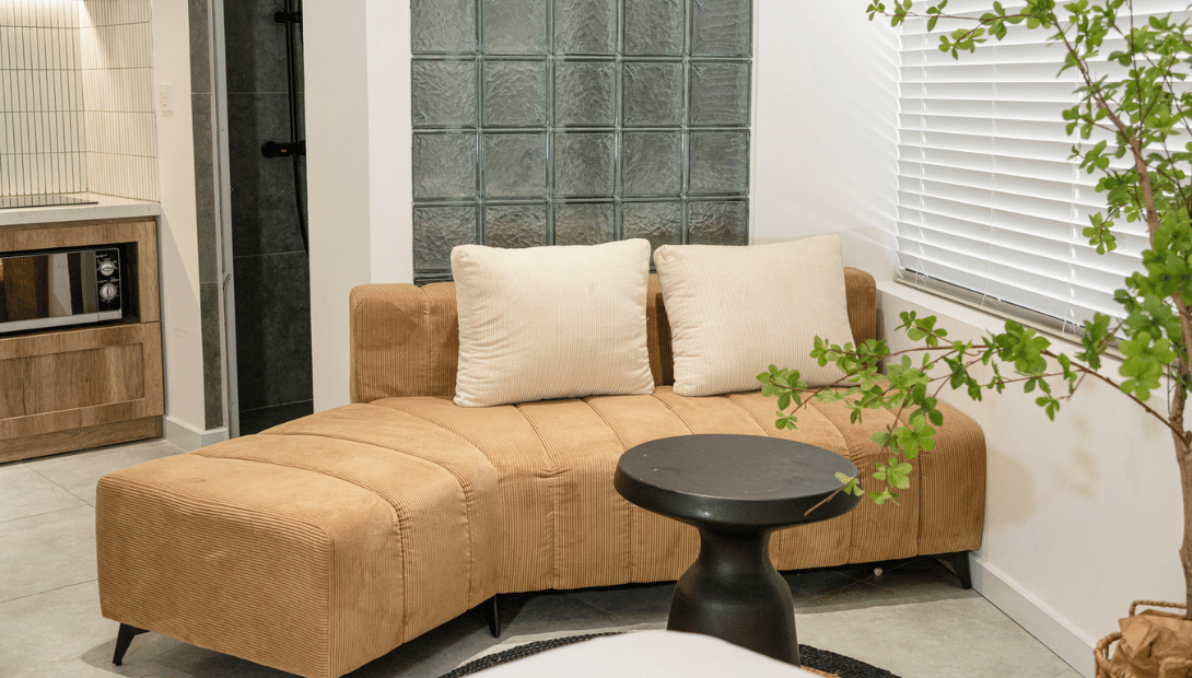 Phòng đôi với 1 sofa